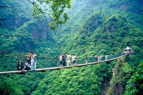 鹿城网 旅游 美景 展示 下图一雾锁龙门 下图二栈道 下图