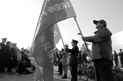 ����140��־Ը�߽��μ�ʮ�˴󰲱�����