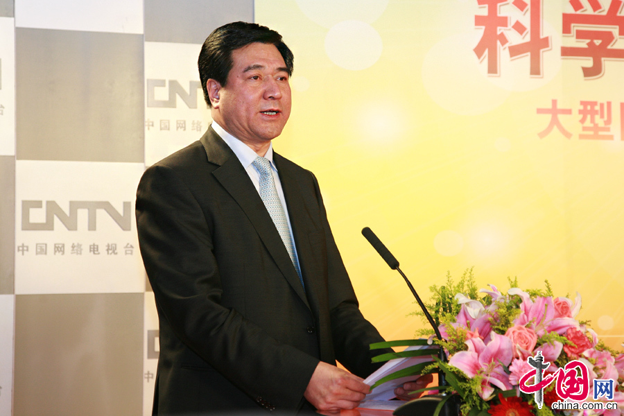 11��6�գ������������������ҷ�չ�ĸ�ί����ž������β���������ί���죬�й��������̨�а�ġ���ѧ��չ���ɾͻԻ͡�����ͼƬչ������չ��6�����������Ѽ��档ͼΪ��������������ά��ͬ־������