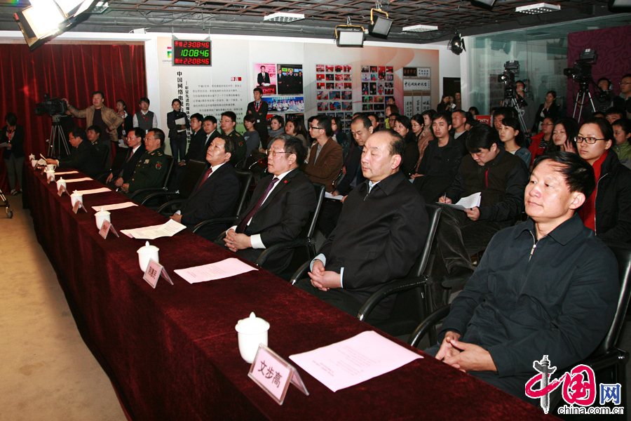 11��6�գ������������������ҷ�չ�ĸ�ί����ž������β���������ί���죬�й��������̨�а�ġ���ѧ��չ���ɾͻԻ͡�����ͼƬչ������չ��6�����������Ѽ��档ͼΪ����չ��������ʽ�ֳ���