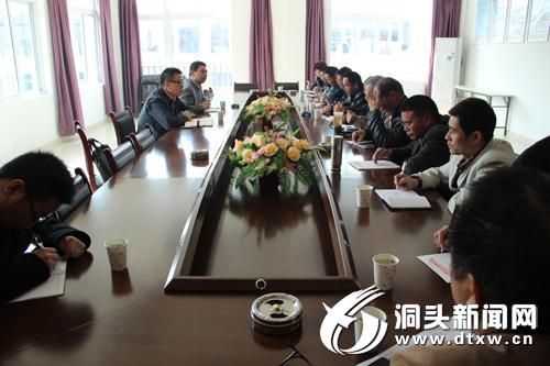 县领导调研大门社区建设