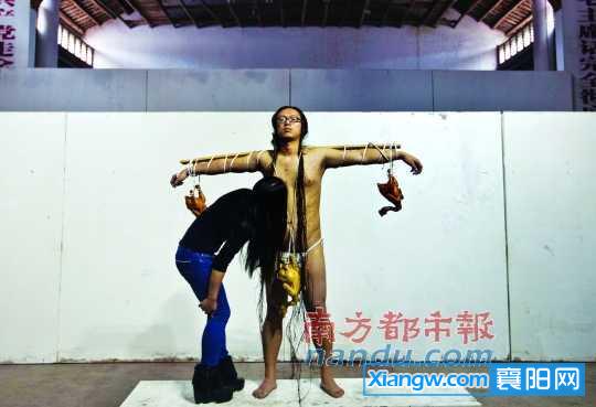 全裸印吻痕行为艺术 批判不负责任<em>爱情观</em>-行为