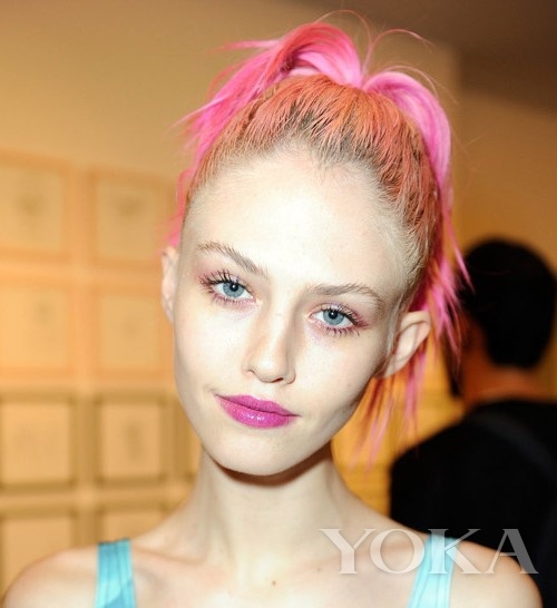 或<em>淋雨</em>让秀发遇水时,<em>头发</em>