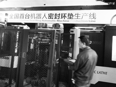 华海密封与沈阳机床集团合作研发的中国第一台密封环垫机器人。