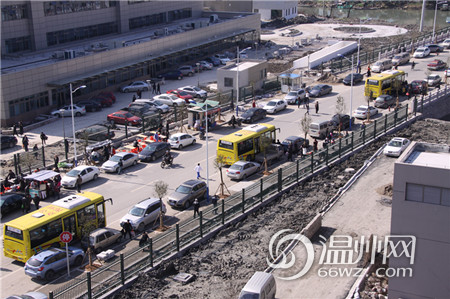 ����û��ͣ���㣬����ҽѧԺ������һҽԺ��Ժǰ�ĵ�·���߶����˹�������ʱͣ���㡣