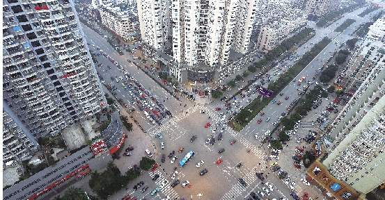 市区十字路口交通秩序井然