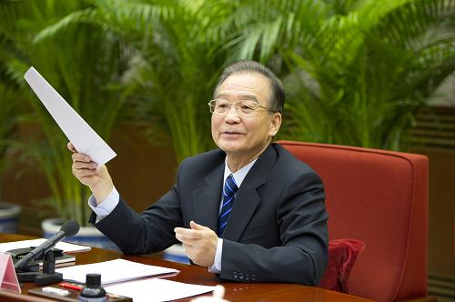 1月23日,国务院总理温家宝主持召开国务院第八次全体会议,讨论即将提请十二届全国人大第一次会议审议的政府工作报告,决定将《政府工作报告(征求意见稿)》发往各省(区、市)和中央有关部门、单位征求意见。新华社记者 黄敬文 摄