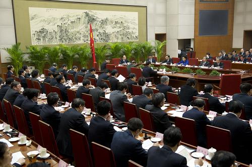 1月23日,国务院总理温家宝主持召开国务院第八次全体会议,讨论即将提请十二届全国人大第一次会议审议的政府工作报告,决定将《政府工作报告(征求意见稿)》发往各省(区、市)和中央有关部门、单位征求意见。新华社记者黄敬文摄