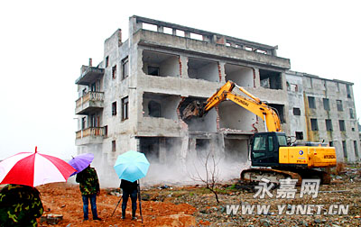 �������񣺸���������һ·�̵�