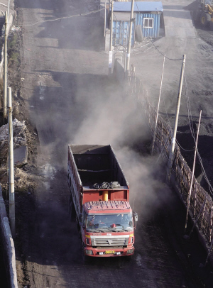 车辆开过,尘土飞扬。