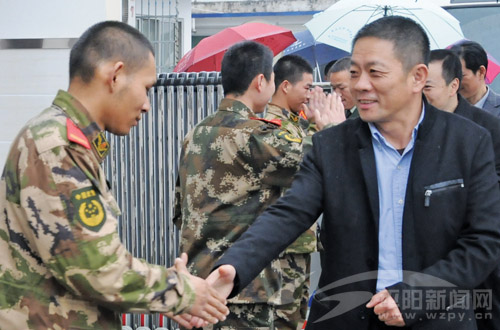 县政协主席孙瑞庆慰问驻平部队(平阳新闻网记者 陈培勇 摄)县委副书记