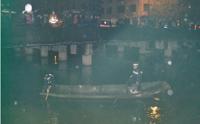 年轻男子雨夜跳河