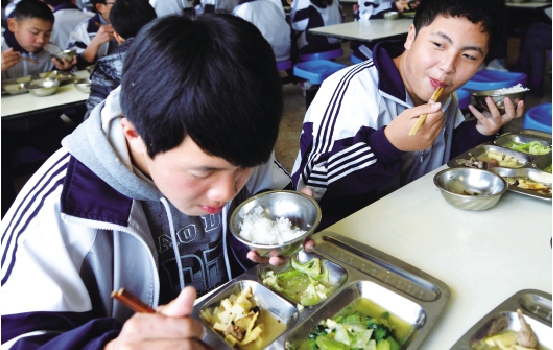 曹村中学学生在食堂吃营养午餐