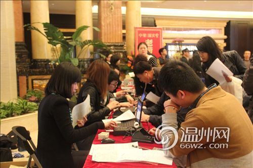 展厅现场设置了银行办理处高清图片