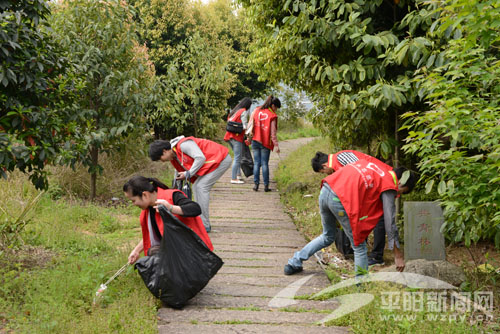 水头：百余名职工志愿者上山捡垃圾 