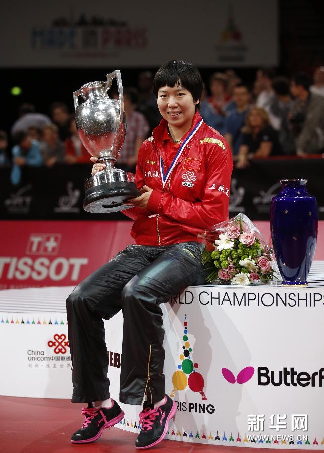 (以此说明为准)(体育)(5)乒乓球——世锦赛:李晓霞捧杯