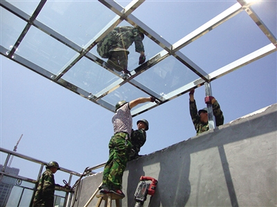 私自将露台封闭成简易房后