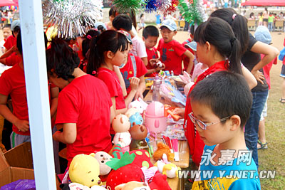 中塘小学举行跳蚤市场暨献爱心共成长活动