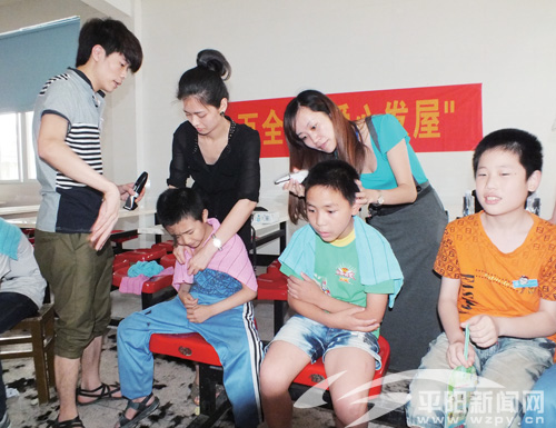 万全镇志愿者到宋桥小学为学生免费理发--平阳