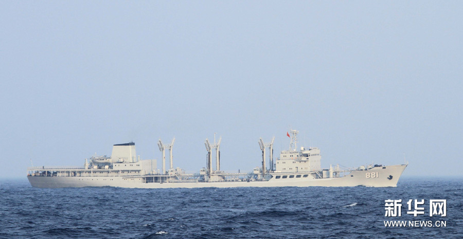 我参加中俄海上联演舰艇编队在日本海进行多舰种多方式综合补给