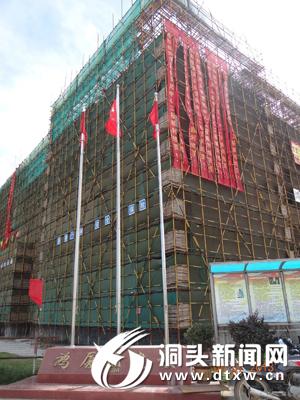县便民服务中心工程提前两个月顺利结顶
