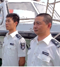 7月17日起,渔政执法人员按国家统一规定,换穿新式样的渔政制服.