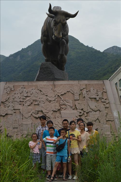 2013年暑期实践乌牛分队队员和孩子在乌牛镇中心