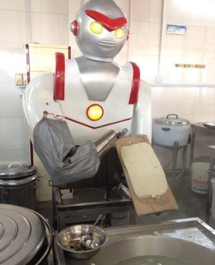 奥特曼不打怪兽改行做刀削面了乐清中学食堂 有个机器人大厨 一分钟能削3碗面--乐清网