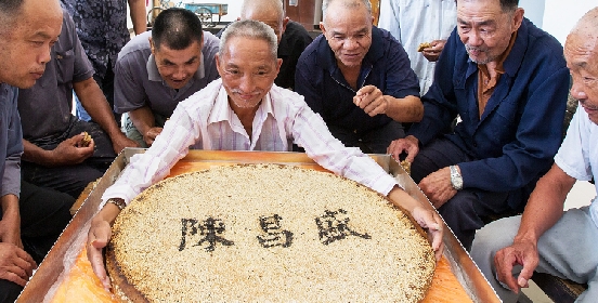超大月饼送困难老人