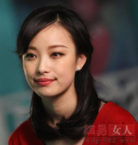 倪妮的嘴唇不丑,但是嘴巴,上下颚是凸出来的,被网友调侃似鲶鱼.