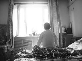 女儿定居国外常年不回家 孤独老人频打110聊天