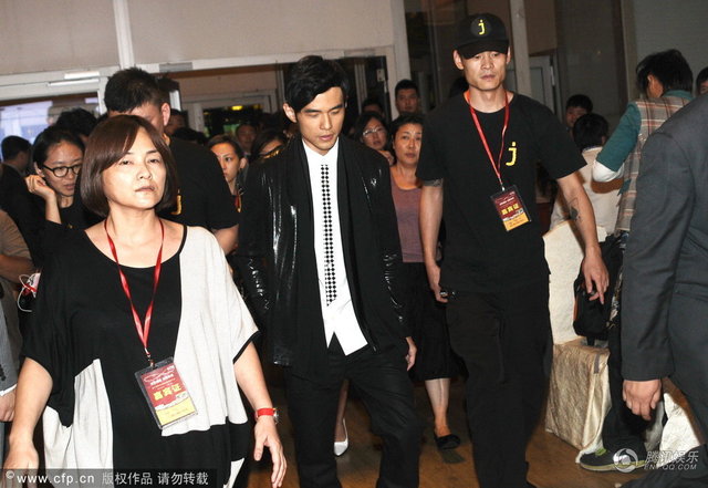 周杰伦现身保镖护驾 助理敬业“献身”挡镜头-周杰伦,伸出手-永嘉网