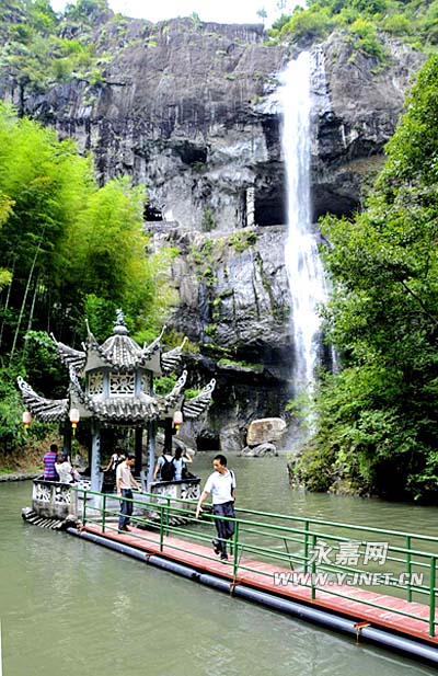 龙瀑仙洞地处岩头镇岙底村,是楠溪江国家级风景区的重要景点之一