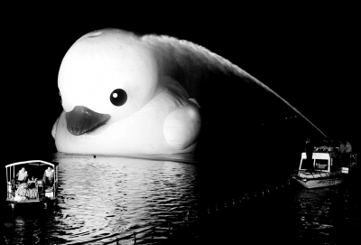 大黄鸭重新充气洗澡