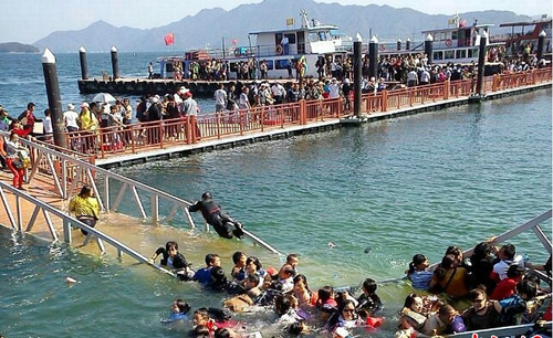 江西庐山西海景区游人爆满致桥梁断裂 数十人