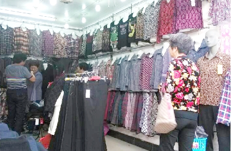 市区北大街有不少老年服装店.记者 杨海虹 摄