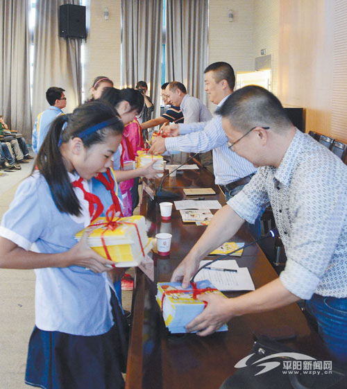 昆阳一小举行中小学生安全绘画比赛颁奖仪式