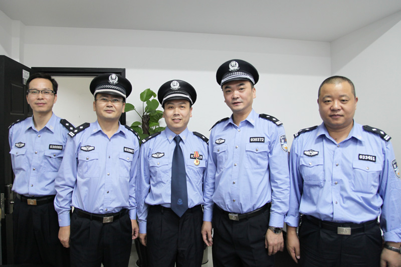 局领导到国保大队、刑侦大队送奖上门--开发区