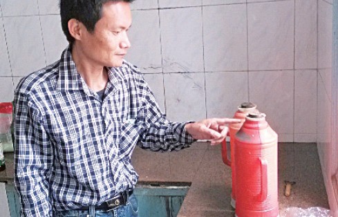 热水瓶怎么会倒出刺鼻白色液体?这水能毒死老鸭--瑞安