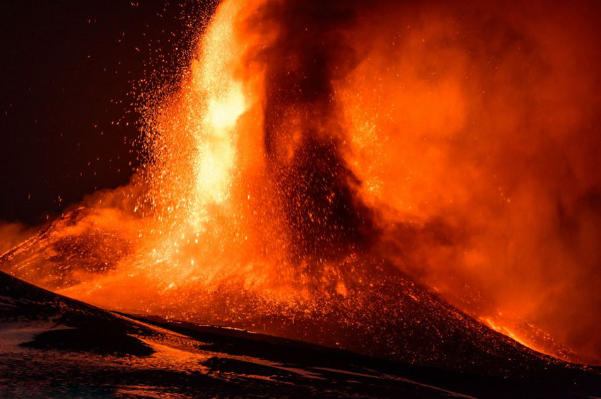 意火山持续喷发炽热岩浆照亮夜空