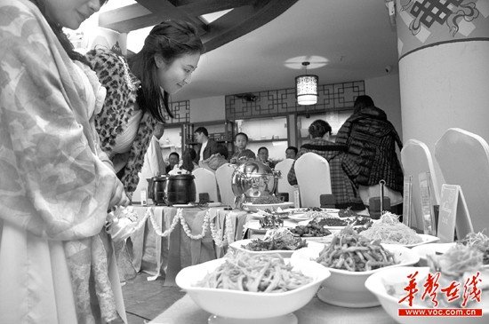 ���˳�ɳ������ġ����� ��ϯȫ���ز�(ͼ)