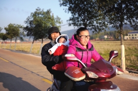 12��2�գ������أ�����Ǩ��������һ���˸ϻ�����ƺ�硣�ŷ�����ĳ��ָ������������������ף�ϣ���Լ����չ���������һ�����ͼ/��������