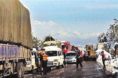 ����1400�˱���ѩ��20Сʱ �ο�ͽ����ׯ��ʳ��