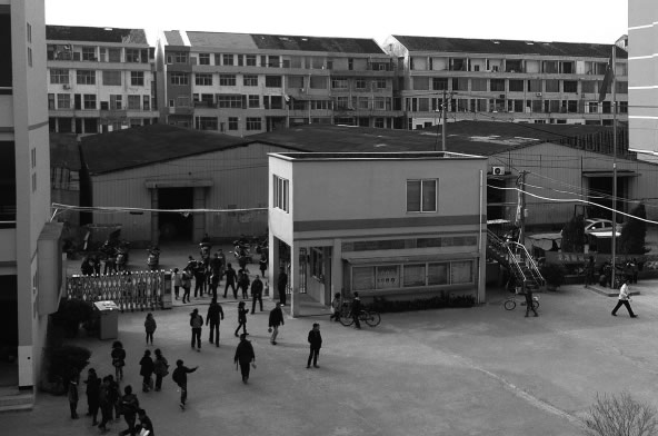 温州龙港小学操场用地建仓库 学生体育课只能跳绳