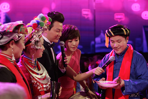 2013年网络春晚龙本亮亮相