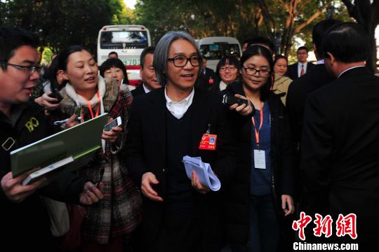 周星驰亮相广东政协 称真正意义上“第一次”参会