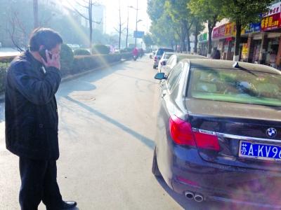 160万跑车撞上100多万宝马 跑车 车主丢100元离去