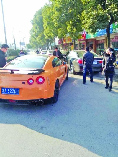 160万跑车撞上100多万宝马 跑车 车主丢100元离去