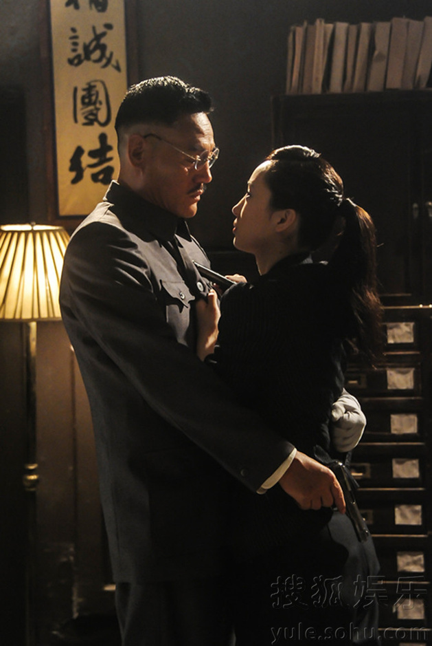 《一代枭雄》最新剧情中,李艳饰演的号称"冷面杀手"的女军官程立珊