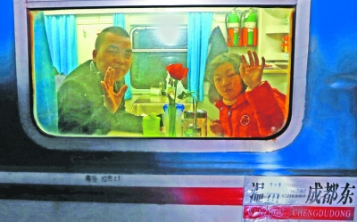 为来汉接女儿回浙江过年 爸爸火车上站了11个小时